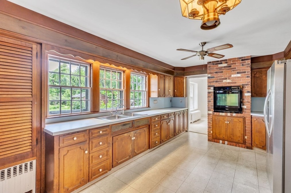 3 Cherry St, Greenfield MA 01301-1409 exterior