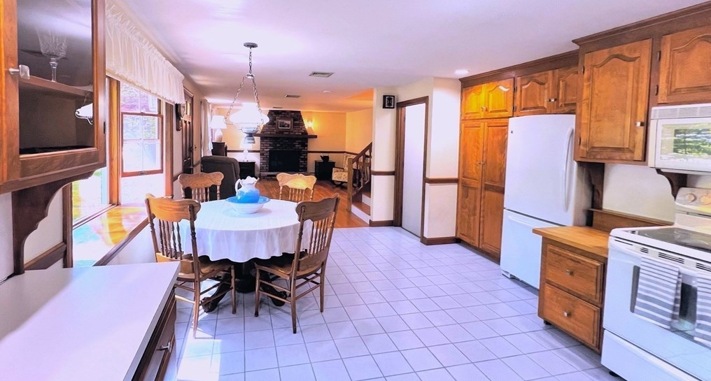 59 Fox Hl Dr, East Bridgewater MA 02324-2333 exterior