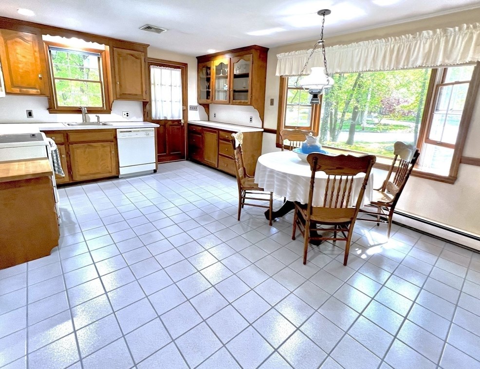 59 Fox Hl Dr, East Bridgewater MA 02324-2333 exterior