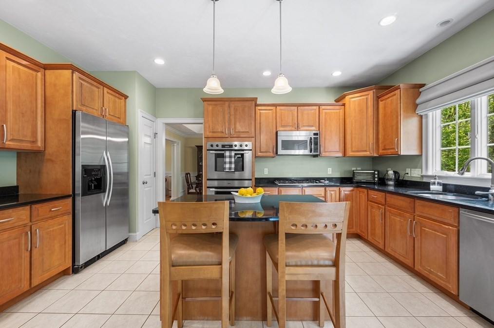 8 Wildewood Dr, Worcester MA 01612-1083 exterior