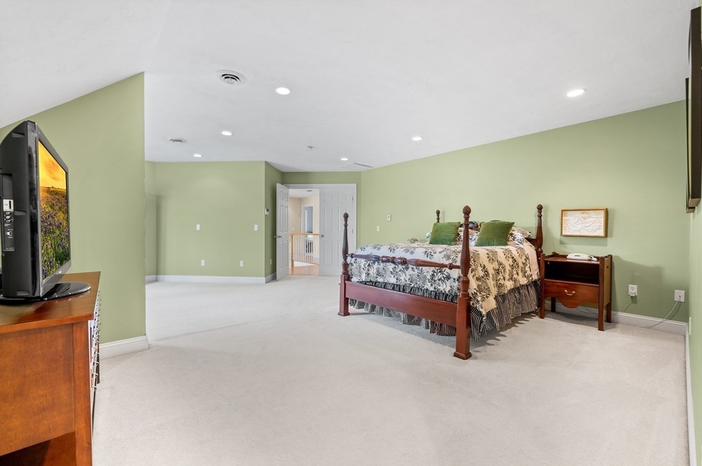 8 Wildewood Dr, Worcester MA 01612-1083 exterior