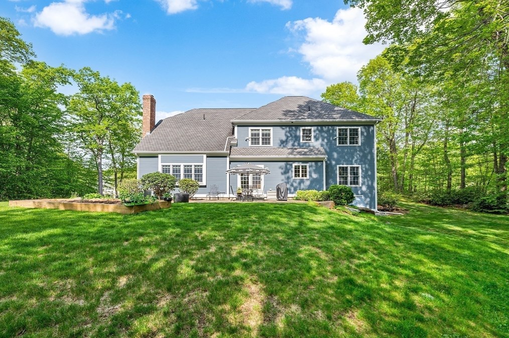 8 Wildewood Dr, Worcester MA 01612-1083 exterior