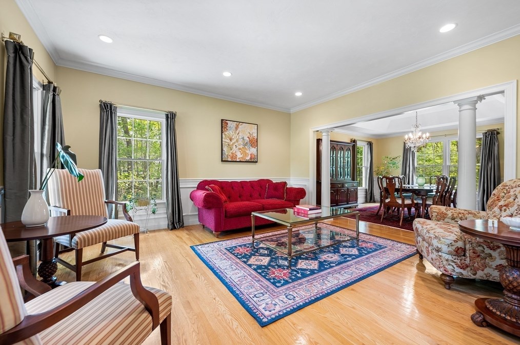 8 Wildewood Dr, Worcester MA 01612-1083 exterior