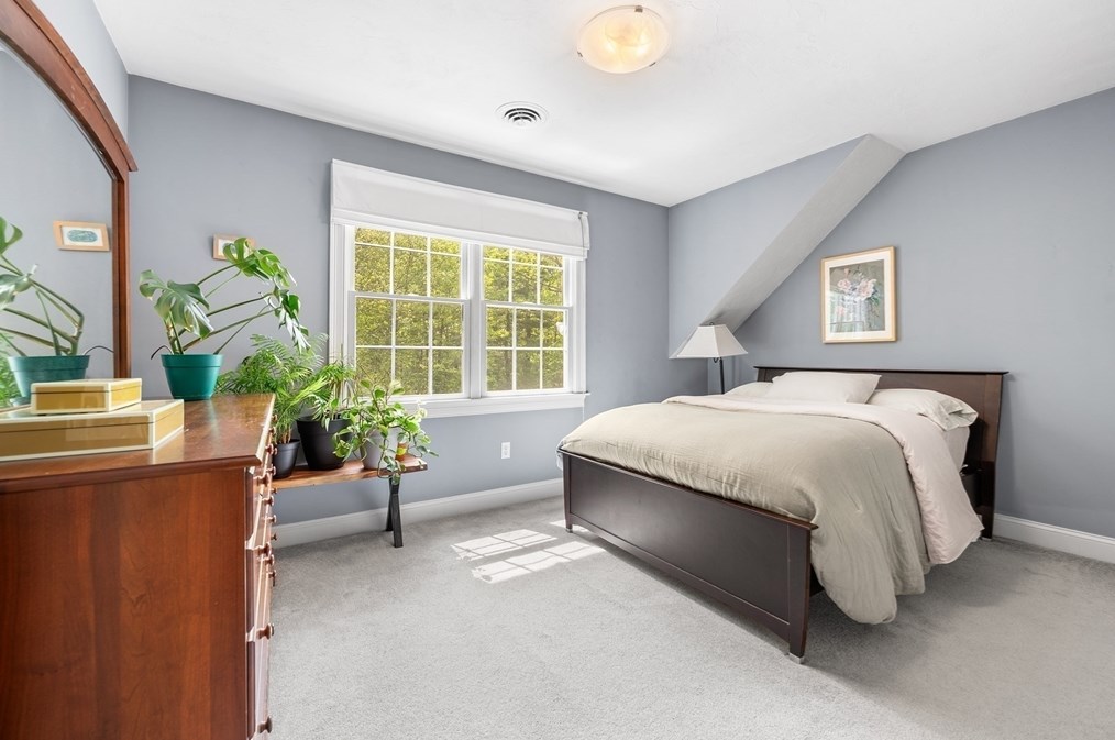 8 Wildewood Dr, Worcester MA 01612-1083 exterior