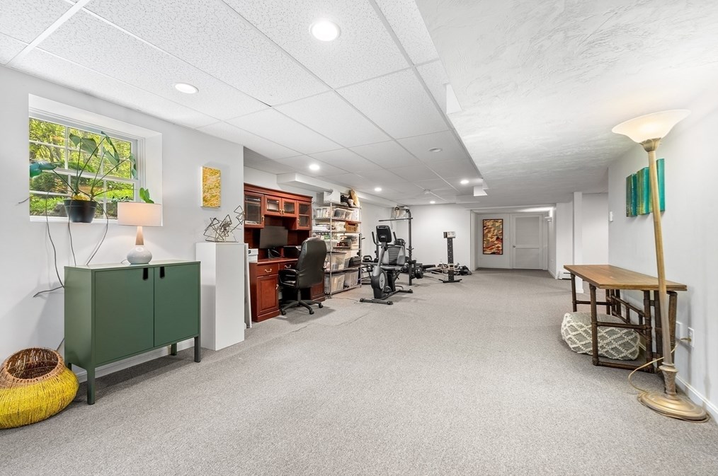 8 Wildewood Dr, Worcester MA 01612-1083 exterior