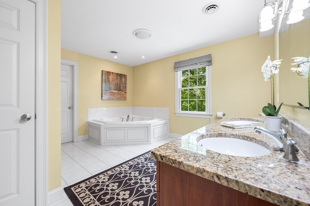 8 Wildewood Dr, Worcester MA 01612-1083 exterior