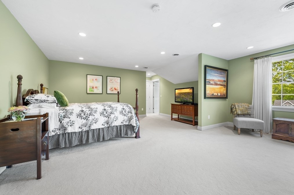 8 Wildewood Dr, Worcester MA 01612-1083 exterior