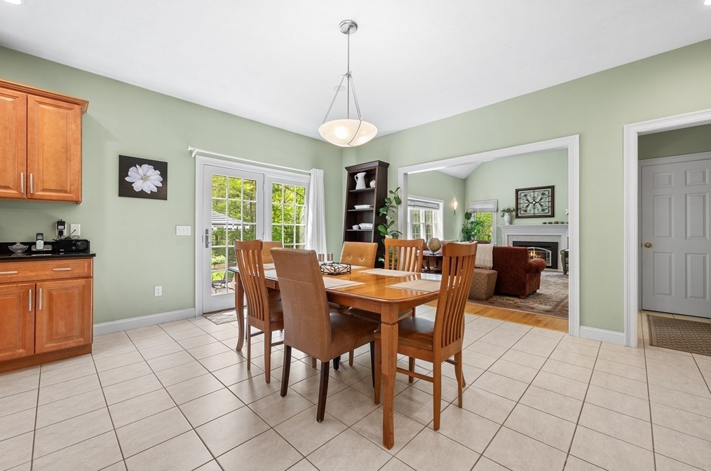 8 Wildewood Dr, Worcester MA 01612-1083 exterior