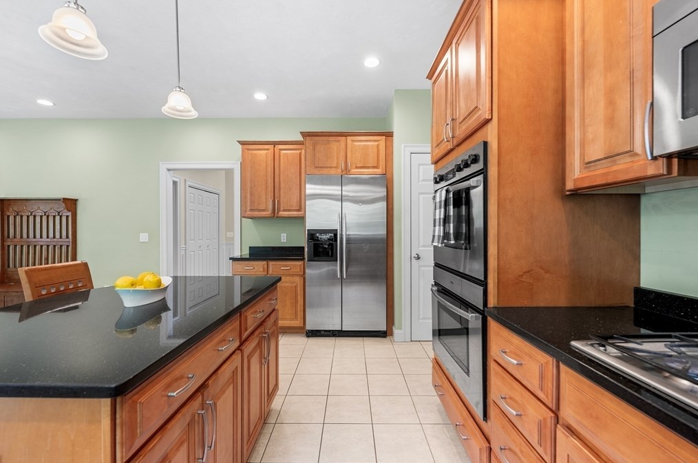 8 Wildewood Dr, Worcester MA 01612-1083 exterior