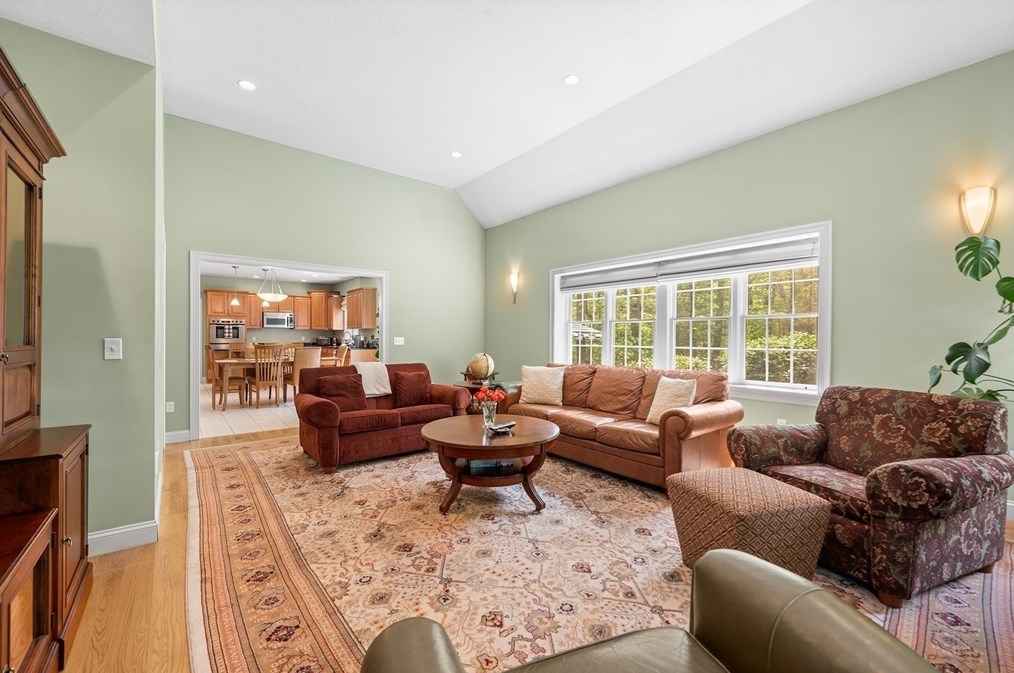 8 Wildewood Dr, Worcester MA 01612-1083 exterior