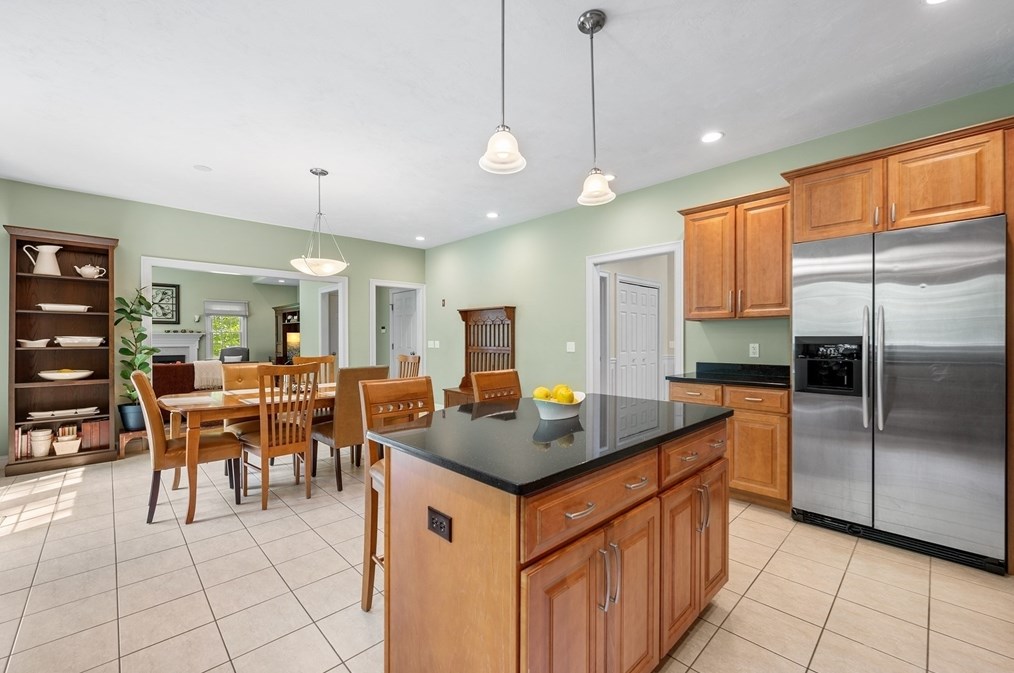 8 Wildewood Dr, Worcester MA 01612-1083 exterior