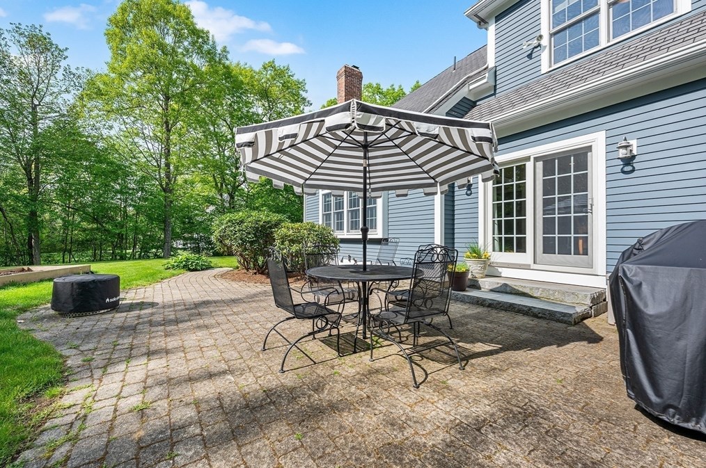 8 Wildewood Dr, Worcester MA 01612-1083 exterior