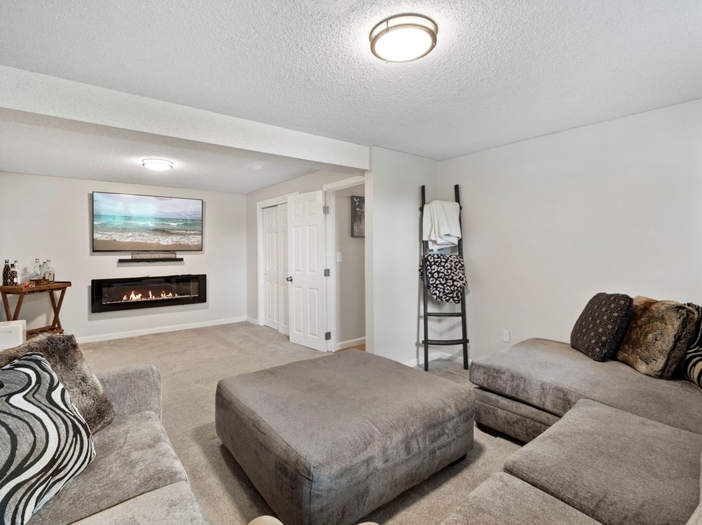 377 Butman Rd, Lowell MA 01852-4308 exterior