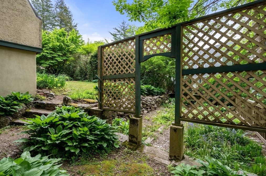 121 Bishopsgate Rd, Newton MA 02459-2008 exterior