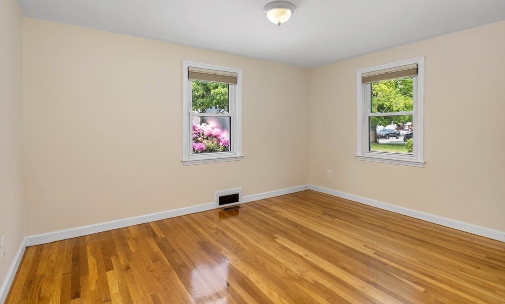 33 Livoli Ave, Braintree MA 02184-8613 exterior