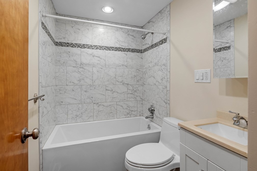 33 Livoli Ave, Braintree MA 02184-8613 exterior