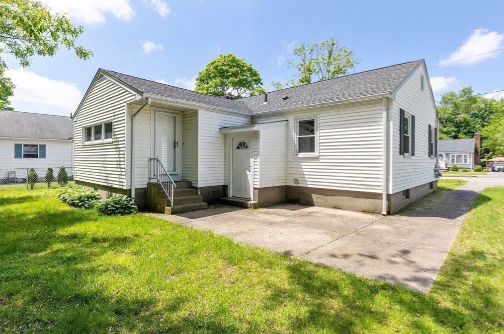 33 Livoli Ave, Braintree MA 02184-8613 exterior