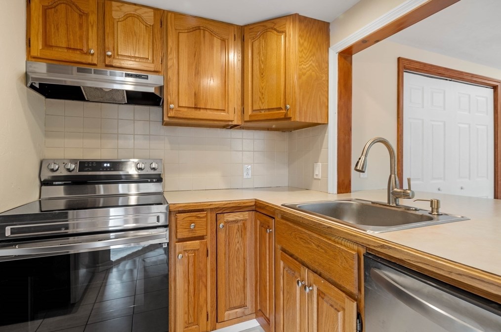 33 Livoli Ave, Braintree MA 02184-8613 exterior