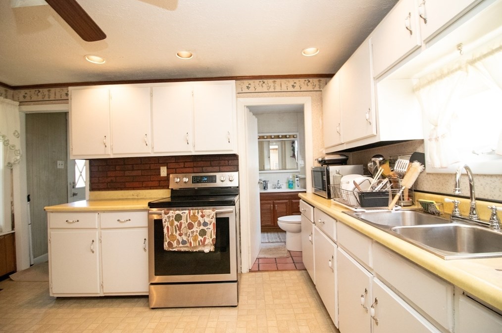 24 Blossom St, Lowell MA 01852-4543 exterior