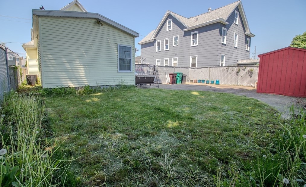 24 Blossom St, Lowell MA 01852-4543 exterior