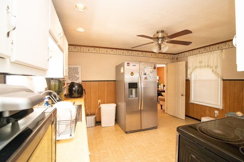 24 Blossom St, Lowell MA 01852-4543 exterior