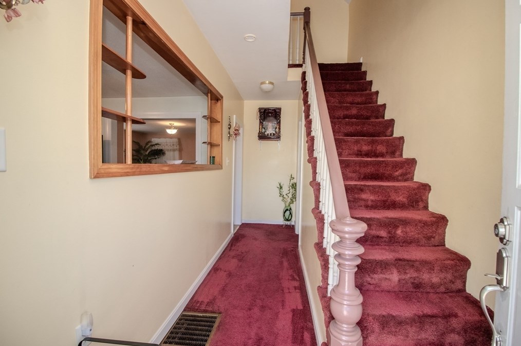 24 Blossom St, Lowell MA 01852-4543 exterior