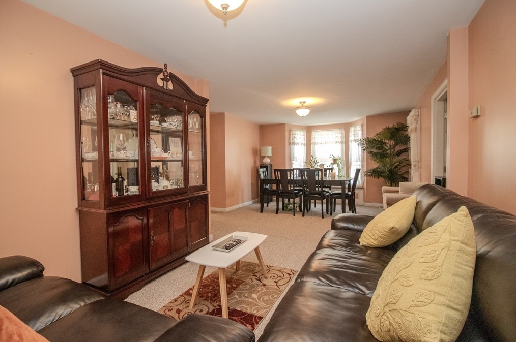 24 Blossom St, Lowell MA 01852-4543 exterior