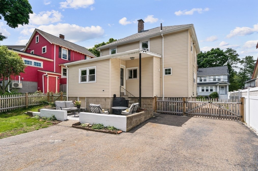 56 Menotomy Rd, Arlington MA  02476-6112 exterior