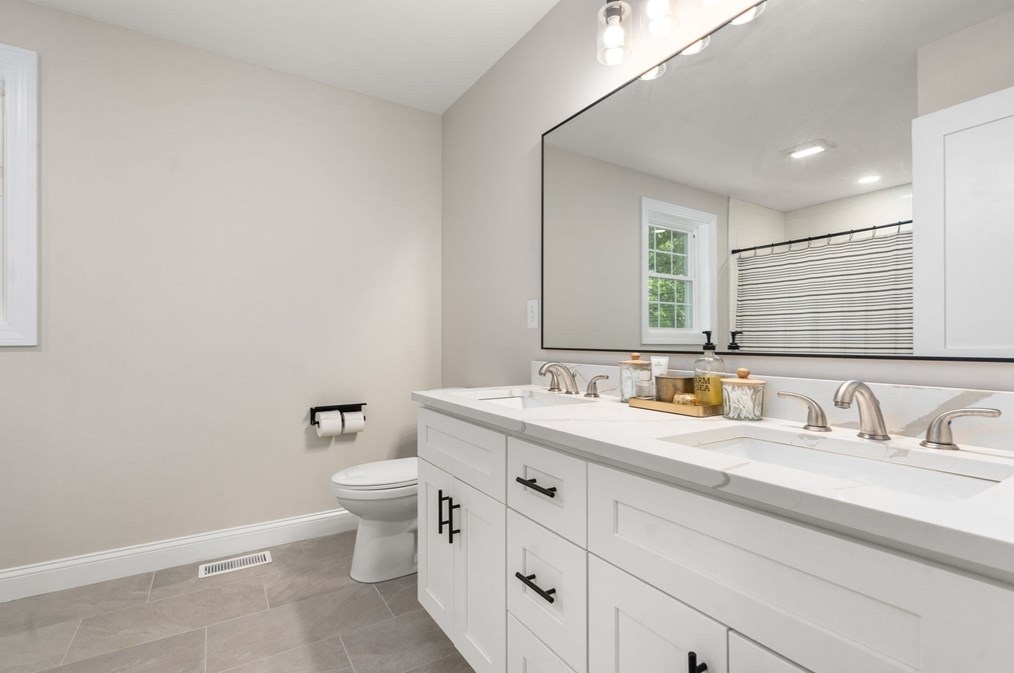 275 Chestnut St, Hudson MA 01749-3237 exterior