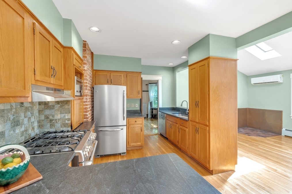 248 Burncoat St, Worcester MA  01606-2145 exterior