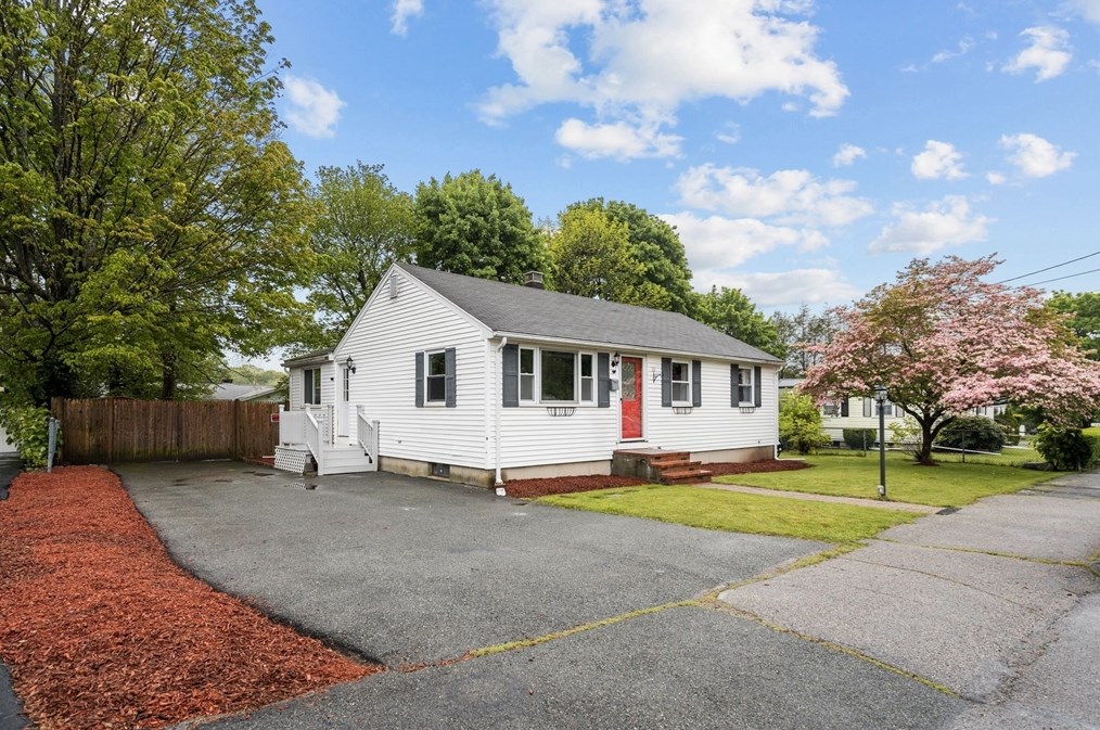 18 Collins Rd, Holbrook, MA 02343