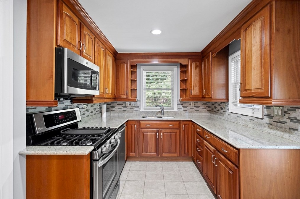 105 Thicket, Weymouth, MA 02190