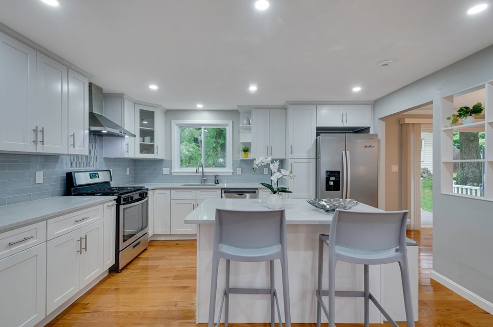 1 Sherwood St, Dedham, MA 02026-2609