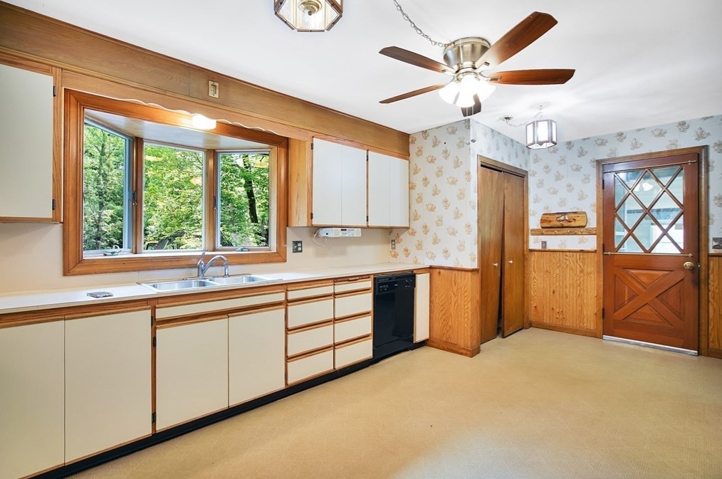 14 Cedar Dr, Granby MA 01033-9525 exterior