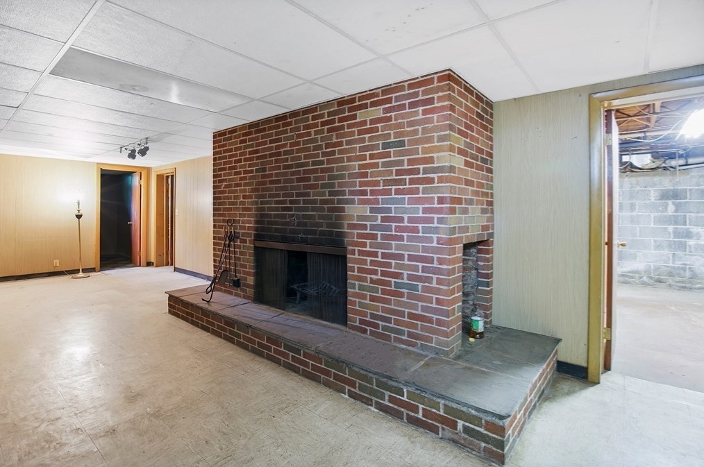 14 Cedar Dr, Granby MA 01033-9525 exterior