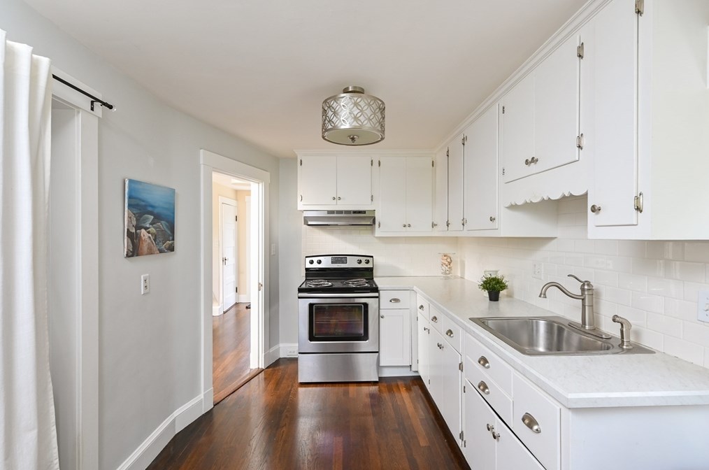 10 Ash St, Cohasset MA 02025-2210 exterior