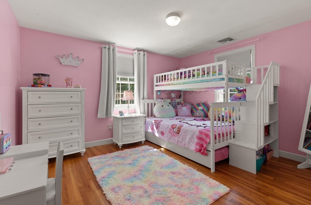 17 Collins Ave, Reading MA 01867-1017 exterior