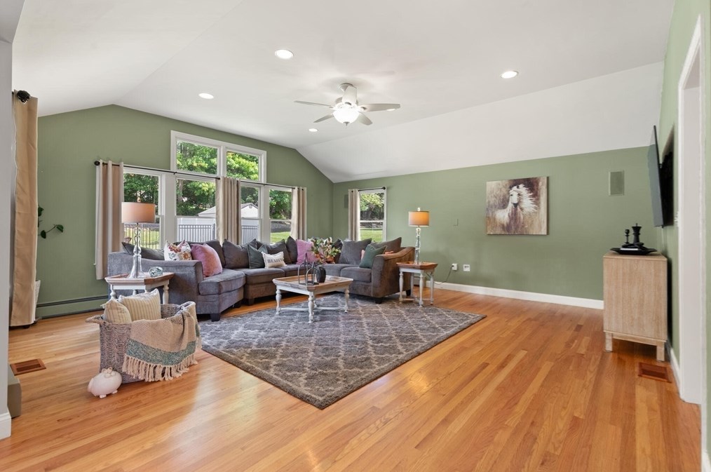 17 Collins Ave, Reading MA 01867-1017 exterior