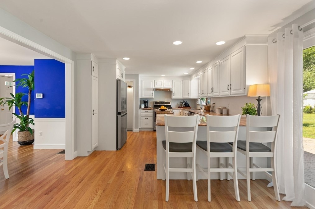 17 Collins Ave, Reading MA 01867-1017 exterior