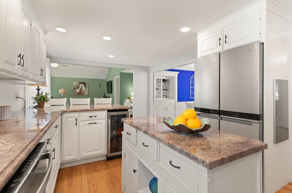 17 Collins Ave, Reading MA 01867-1017 exterior