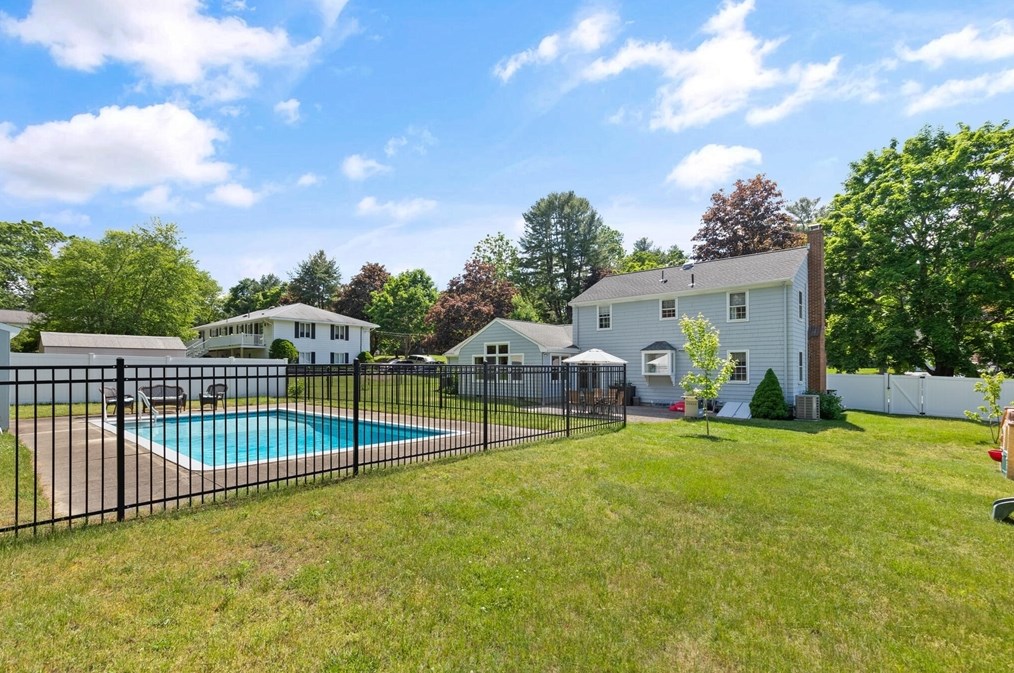 17 Collins Ave, Reading MA 01867-1017 exterior