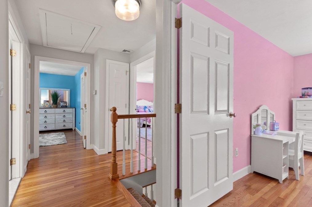 17 Collins Ave, Reading MA 01867-1017 exterior