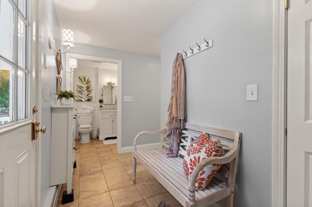 17 Collins Ave, Reading MA 01867-1017 exterior