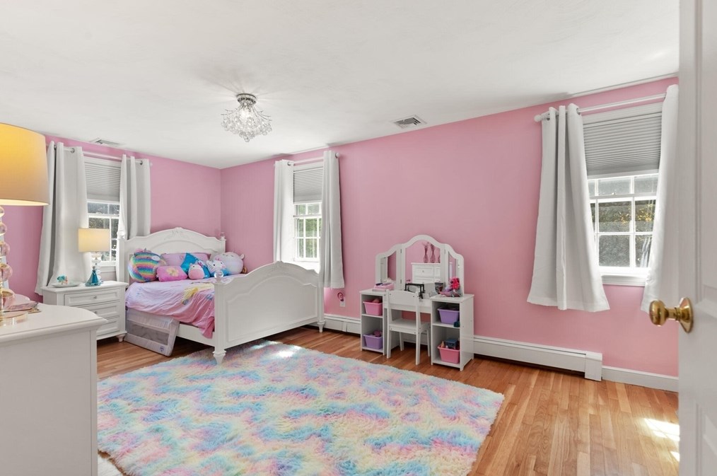 17 Collins Ave, Reading MA 01867-1017 exterior