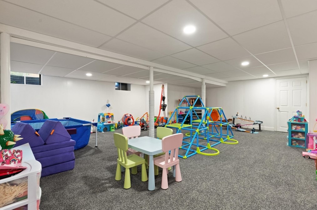 17 Collins Ave, Reading MA 01867-1017 exterior