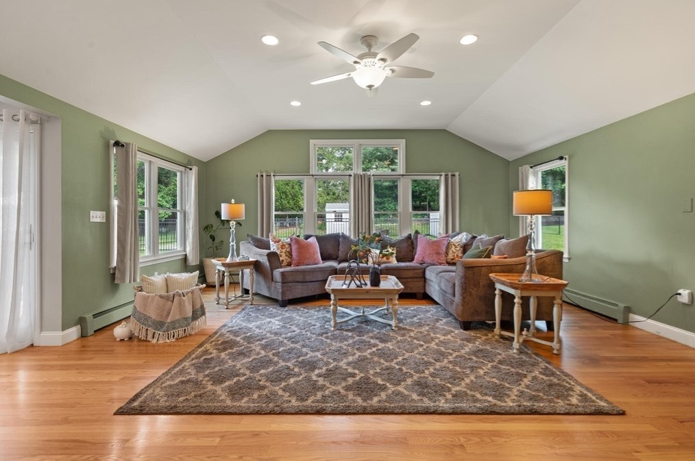 17 Collins Ave, Reading MA 01867-1017 exterior