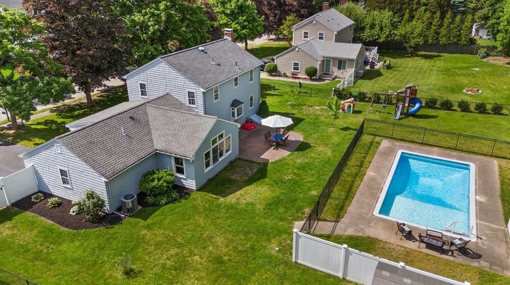 17 Collins Ave, Reading MA 01867-1017 exterior