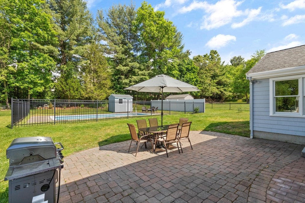 17 Collins Ave, Reading MA 01867-1017 exterior