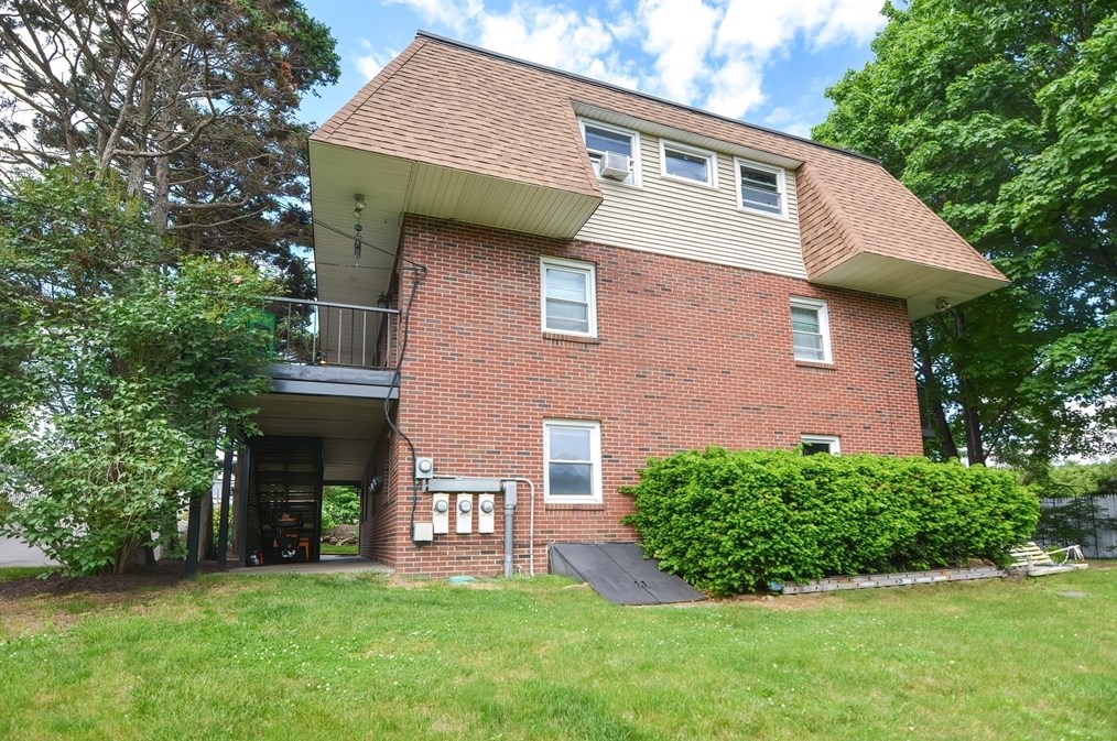 305 Mendon St, Uxbridge MA 01569-1303 exterior