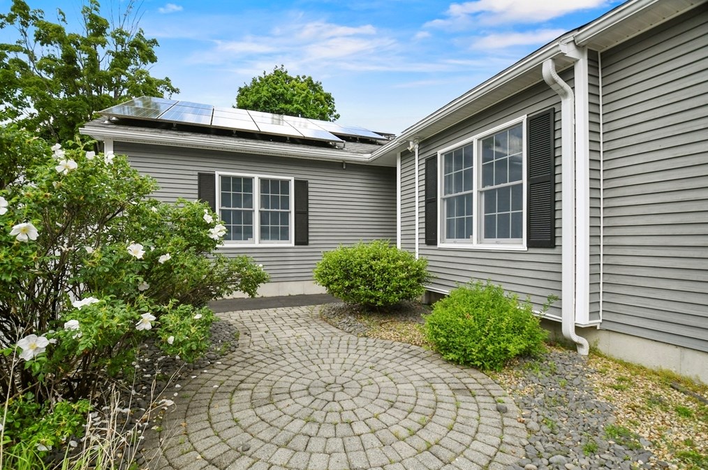281 Pleasant St, Lunenburg, MA 01462 exterior